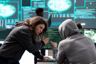 Hükümet hackerları dijital güvenlik ve siber savunma önlemleri üzerinde birlikte çalışıyorlar. Bilgi savaşı sırasında siber operasyonlar, ağ güvenliği ve veri koruması.