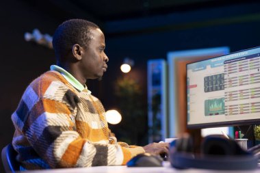 Mali unsurları ve giderleri inceleyen bir araştırma uzmanı gelir artışı için stratejik rapor hazırlıyor. Afrikalı Amerikalı finansör sermaye fonu dengesi ve uzak çalışma inceleniyor.