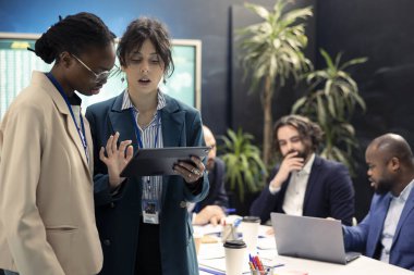 Girişim uzmanlarından oluşan bir ekip bir konferans odasında toplanıp iş genişletme anlaşmalarını ve uluslararası ortaklıkları tartışıyor. İş arkadaşları görüşlerini paylaşmak üzere brifing oturumuna başlıyorlar..