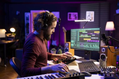 Ses mühendisi, ses parçalarını düzenliyor ve ses seviyelerini daw yazılım arayüzü ile ayarlıyor, müzik endüstrisinde çalışıyor. Şarkı sözü yazarı yapımcısı ses kayıtlarıyla yeni şarkılar yaratıyor.