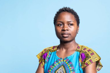 Stüdyoda kararları düşünüp taşınan Afrikalı Amerikalı yetişkin o yeni fikirleri düşünürken dalgın dalgın hareket ediyor. Şüpheli kişi kamerada bir şeyi merak ediyor..