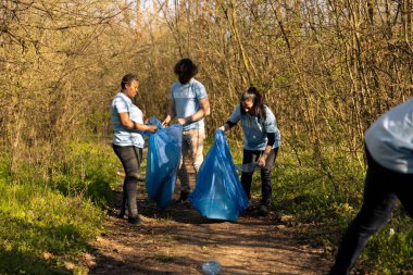 Çevrecilerden oluşan bir ekip ormandan çöp topluyor, kirliliğe karşı savaşıyor ve ekosistemi koruyor. Gönüllüler çöp ve plastik toplamak için kamu hizmeti yapıyor.