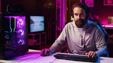 Seyircilerle flama konuşması, çok oyunculu oyunda düşmanların nasıl yenileceği üzerine eğitim çekimleri. Profesyonel oyuncu taraftarlara rekabetçi esportlar öğretiyor. Kazanma stratejileri.