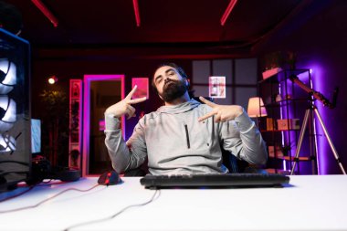 Maçı kazandıktan sonra kendini beğenmiş oyuncu tatmin olmuş hissediyor, düşmanları öldürüyor ve bitirme seviyesini belirliyor, barış işaretleri atıyor. Mutlu insan video oyununda galip geldikten sonra övünür, el hareketi yapar, gururlanır.