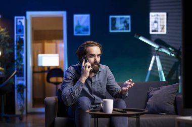 Kanepede oturmuş televizyon serisi izliyorsun, arkadaşınla cep telefonundan konuşuyorsun. Televizyonda dizileri izleyen rahat bir adam, telefon görüşmesi sırasında bunları eşimle tartışıyor.