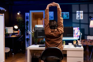 Yazılım kalitesi güvencesi veren geliştirici kaynak kodunu okuduktan sonra kendini yorgun hissediyor. Tüm gün potansiyel sorunları çözmek için kodlamayı inceledikten sonra kasları gevşetiyor