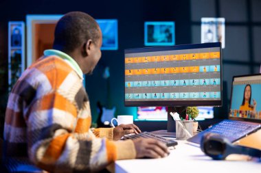 Grafik tasarımı ve fotoğraf rötuşlaması için dijital araçlar kullanan, modern teknoloji güdümlü tasarım endüstrisini resmeden profesyonel bir adam. Gelişmiş teknoloji endüstrisi.