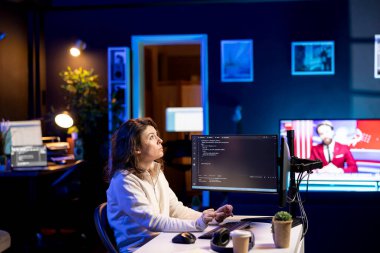 Neon ışıklı apartman müteahhidi artırılmış gerçeklik teknolojisini kullanarak güvenlik önlemleri alıyor, verileri koruyor. Evden çalışan sistem yöneticisi, hata ayıklama kodu, AR görselleştirmesine bakıyor