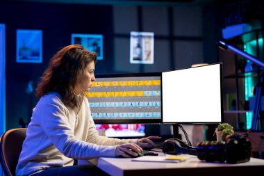 Freelancer dijital portföy düzenlenmiş resimleri gösteren izole ekran masaüstü bilgisayarı üzerinde çalışıyor. Fotoğraf düzenleyicisi en iyi fotoğrafları maket ekranında rötuş uygulaması kullanarak seçiyor