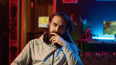 Oyuncuların POV 'u online esports yarışmasında rakibini kaybettikten sonra hayal kırıklığına uğradı. Video oyunu internet turnuvasında düşman tarafından mağlup edildikten sonra sinirli oyuncu kulaklıklarını çıkartıyor