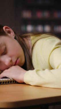 Bir profesörle ders vermeden önce kütüphane masasında uyuyan Dikey Görüntü Yorgunluğu Bilgini Afro-Amerikan özel derslere başlamak için onu uyandırdı. Uykulu öğrenci hisseder