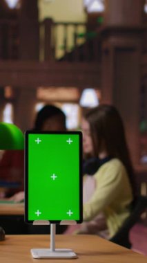 Dikey Video Çeşitliliği öğrencileri not alıyor ve kopya alanı olan bir kütüphanede teorik egzersizleri tamamlıyor, olumlu akademik gelişim ve verimli bir ödev oturumu sergiliyor. Kamera B.