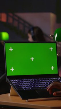 Dikey Video Hazırlık öğrencisi, bir kütüphanede ödev oturumu sırasında izole bir ekran eşliğinde bilgisayar üzerine dijital bir makale yazarak, bir ders için hazırlanmayı ön plana çıkarıyor. Bilgisayarı üzerinde çalışan odaklanmış bir kız.