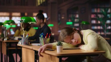 Öğretmen kütüphanedeki çalışma masasında uyuyan öğrencisini uyandırıyor, yorgun, aşırı uyarılmış liseli kızla özel dersler veriyor. Profesör yorgun öğrencisine akıl hocalığı yapıyor. Kamera B.