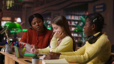 Kütüphanede çeşitli öğrencilere akıl hocalığı yapan Afro-Amerikan profesörü müfredat kitaplarıyla dolu bir akademik kütüphanede öğrenim görüyor. Kadın öğrencilerine edebiyat dersi veriyor. Kamera B.