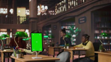 Çeşitli öğrenci ve öğretmenler, okul kütüphanesinde izole edilmiş modellerin yanında akademik materyallere danışarak veritabanından edebiyat okuyorlar. Bilginler ders notlarını tamamlar. Kamera A.