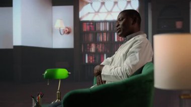 Psikiyatrist ile terapi seansında travma sonrası stres bozukluğu sorunlarını paylaşan Afrikalı Amerikalı doktor. Kariyer travmasını anlatıyor. Kadın uzmandan psikolojik destek alıyorum. Kamera A.