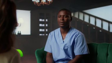 Terapi seansında destek arayan, terapi sırasında stres ve kayıpla baş etmeye çalışan Afrikalı Amerikalı bir hemşire. Tıp asistanı zor durumdaki hastalarla ilgili yeni bilgiler veriyor. Kamera A.