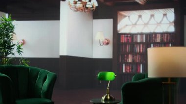 Süslü yeşil koltukları olan boş terapi odası ve kaliteli, sıcak dekorları olan, kitaplıklarla dolu bir yer. Samimi bir ortamda psikoterapi, danışmanlık seansları ya da danışmanlık için mükemmel..