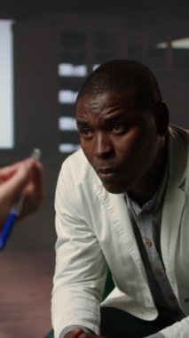 Dikey Video Afrikalı Amerikalı Sıhhiyeci terapistle anksiyete ve travma sonrası stres bozukluğu ve kariyer sorunları hakkında konuşuyor. Doktor, psikologdan profesyonel tavsiyeler alıyor. Kamera A