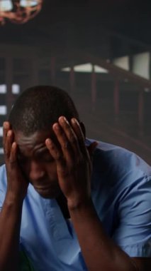 Dikey Video Hemşiresi terapi seansında otururken duygusal stres yaşıyor, mesleğinin riskleri nedeniyle zihinsel sağlık sorunlarıyla profesyonel olarak ilgileniyor. Hasta kaybından dolayı travma. Kamera A