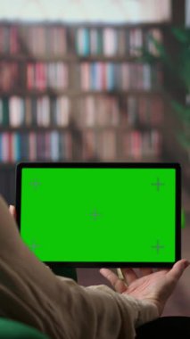Dikey Video Afro-Amerikan sıhhiyeci, yeşil ekran, travma sonrası stres bozukluğu ve tıbbî kariyerin yanında duygularını paylaşıyor. Doktor, hastalarını ve akıl sağlığını kaybettikten sonra acı çekiyor. Kamera.