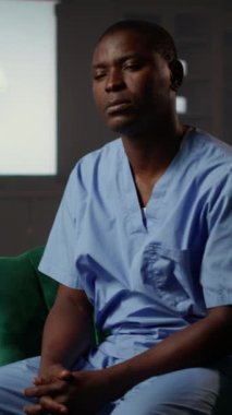 Dikey Video Siyah tıp asistanının gerçeklikten kopması, kişiliksizleşme ve travma sonrası stres bozukluğu ve terapistten yardım alması. Erkek hemşire mücadeleden bahsediyor.