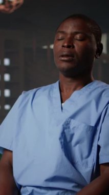 Dikey Video Psikoterapisti, erkek hemşirelere sağlık sektöründeki komplikasyonlar, terapi ve psikolojik destek konusunda yardımcı olur. Terapi seansında duygusal stres ve travma sonrası stres.