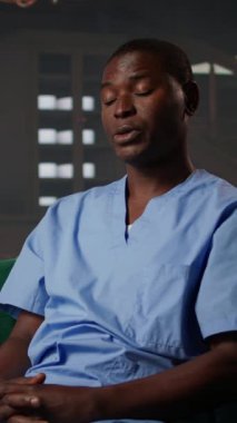 Dikey Video Psikoterapisti, erkek hemşirelere sağlık sektöründeki komplikasyonlar, terapi ve psikolojik destek konusunda yardımcı olur. Terapi seansında duygusal stres ve travma sonrası stres.