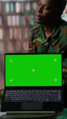 Dikey Video Askeri Askerleri Rorschach mürekkep lekesi illüstrasyonunu psikologla terapide yeşil ekranın yanında inceleyerek travma sonrası stres bozukluğu ve travma tedavi sorunlarını ele alır. Psikolojik destek. Kamera B.