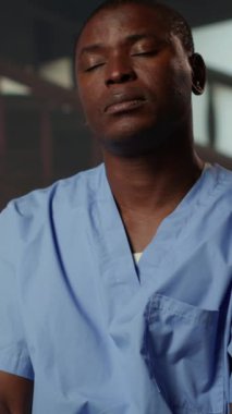 Dikey Video Psikoterapisti, erkek hemşirelere sağlık sektöründeki komplikasyonlar, terapi ve psikolojik destek konusunda yardımcı olur. Terapi seansında duygusal stres ve travma sonrası stres.