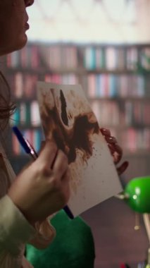 Rehber öğretmenle terapi seansında Rorschach mürekkep lekesi üzerine dikey video askeri çalışmalar, travma sonrası stres bozukluğu ve travma tedavi sorunları ele alınıyor. Kadın ruhsal sağlık hizmetlerine psikolojik destek gösteriyor