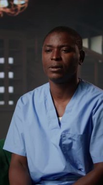 Dikey Afrikalı Amerikalı hemşire terapi seansında destek arayarak terapi sırasında stres ve kayıpla başa çıkmaya çalışıyor. Tıp asistanı zor durumdaki hastalarla ilgili yeni bilgiler veriyor. Kamera.