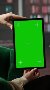 Travma sonrası stres bozukluğu ve travma sonrası travma için danışmanlık desteği veren, sahte ekranla başı dertte olan bir askeri gazi için dikey video psikoterapi seansı. Silahlı kuvvetler askeri savaş hatıralarıyla