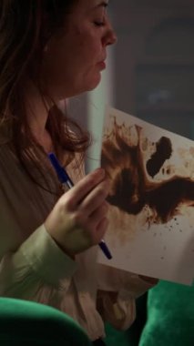 Rehber öğretmenle terapi seansında Rorschach mürekkep lekesi üzerine dikey video askeri çalışmalar, travma sonrası stres bozukluğu ve travma tedavi sorunları ele alınıyor. Kadın ruhsal sağlık hizmetlerine psikolojik destek gösteriyor