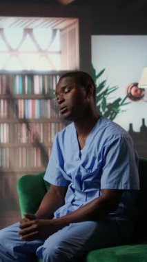 Dikey Afrikalı Amerikalı hemşire terapi seansında destek arayarak terapi sırasında stres ve kayıpla başa çıkmaya çalışıyor. Tıp asistanı zor durumdaki hastalarla ilgili yeni bilgiler veriyor. Kamera.