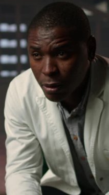 Dikey Video Siyah doktor, ağır hasta vakaları ve travma sonrası stres bozukluğu hakkında konuşuyor. Psikolog terapi seansında dikkatlice dinliyor. İnsanları kaybettikten sonra sağlık görevlileri ağlıyor ve duygularını paylaşıyor, travma desteği