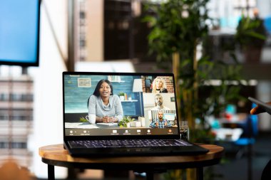 Yönetim kurulu iş adayı ile telekonferans toplantısı yapıyor, sorular soruyor ve şirket geçmişini sunuyor. Açık pozisyon için insan kaynakları çalışanları görüşme yapıyor