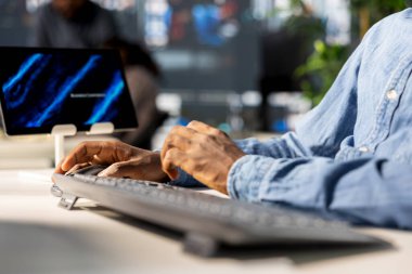 Siyahi işletme müdürü, bütçe analizi ve strateji geliştirme çalışmalarına katılarak şirket büyümesi ve çalışan işbirliği hedeflerini destekledi. İş hedefleri belirliyorum. Kapat..