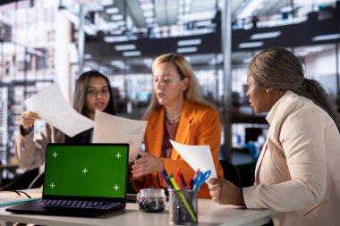 Bir başarı öyküsü olan girişimciler ekibi, projenin bitiş tarihini karşılamak ve iş büyümesi elde etmek için profesyonel araçlar ve araçlar kullanarak yeşil ekranın yanında çalışıyor. Liderlik becerileri ve profesyonellik.