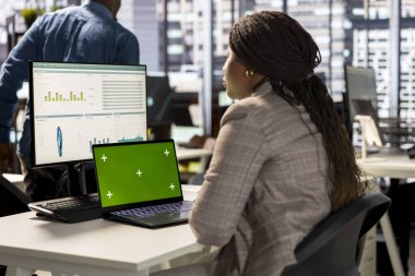 Masasındaki kadın, veri analizi üzerinde çalışıyor. Modelleme ekranının yanında. Etkili bir şirket stratejisi için iş görevleri ve bütçe yönetimi ile meşgul. Analist raporları okuyor.