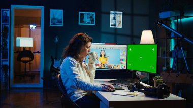 İçerik uzmanı, reklam şirketi için yeşil ekran bilgisayarında sosyal medya paylaşımı yapmak için grafik tasarım becerileri kullanır. Promosyon görüntüsü oluşturmak için krom anahtar PC monitörü kullanan fotoğraf editörü, kamera B