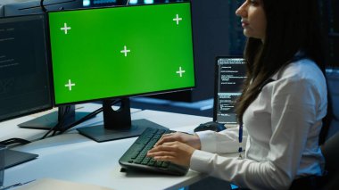 Veri merkezinde sistem yöneticisi yeşil ekran bilgisayara yazılım yüklüyor, sorun yaratma sorunları var. Bilgi teknolojisi uzmanı sunucu merkezinde PC modellemesi kullanır, performans kriterleri oluşturulur, kamera A