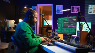 Ev stüdyosunda konsolu karıştırmak için çalışan kendine güvenen müzik mühendisi, bir şarkı için yeni sesler üretiyor ve Daww yazılımında ses düzeylerini düzenliyor. Ses teknisyeni akustik dosyaları kaydediyor. Kamera B.