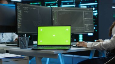 Veri merkezi mühendisi, izole ekran dizüstü bilgisayarındaki ağ donanımlarının kurulumundan sorumlu. Sunucu odası altyapısında bakım yapan bir kadın. Model defter, kamera A kullanıyor.