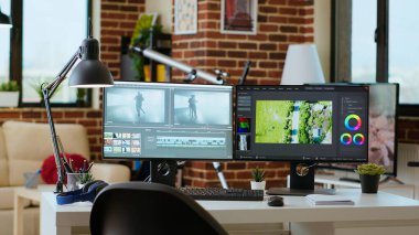 Boş çalışma alanı yaratıcı stüdyosu. Sinema klipleri için zaman çizelgelerini düzenlemek ve müziği karıştırmak için kullanılır. Oturma odası masasında prodüksiyon ve film yapımı için profesyonel aletler var..