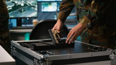 Özel operasyonlar yürüten, silahları yükleyen, düşman kuvvetlerine saldırmaya hazırlanan ajanlar. Komuta merkezindeki ordu askerlerini kapatın. Saldırı görevi için silah hazırlıyorlar. Kamera A.