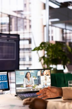 Şirket CEO 'su video konferansına katılmak için dizüstü bilgisayar kullanıyor, yönetim kuruluyla konuşuyor, büyüme fikirlerini sunuyor. İş başkanının ortaklara video görüşmesi stratejisini kapat