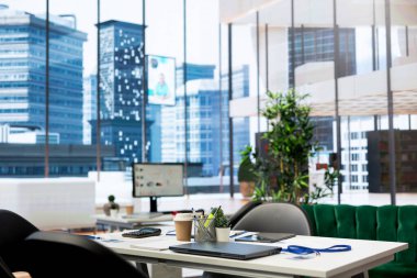 Bütçe tahmini ve finansal analiz amacıyla kullanılan boş finans bürosu. Parlak modern şirket çalışma alanı içinde kimse yok ve masalarda aygıtlar açık bırakılmış