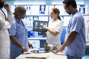 Tıbbi ekip teşhis prosedürleri ve tedavi planları üzerinde işbirliği yapıyor. Radyoloji ve radyografi uzmanları doğru teşhisi ve etkili hastalıkları önleme ve sigortayı destekliyor.